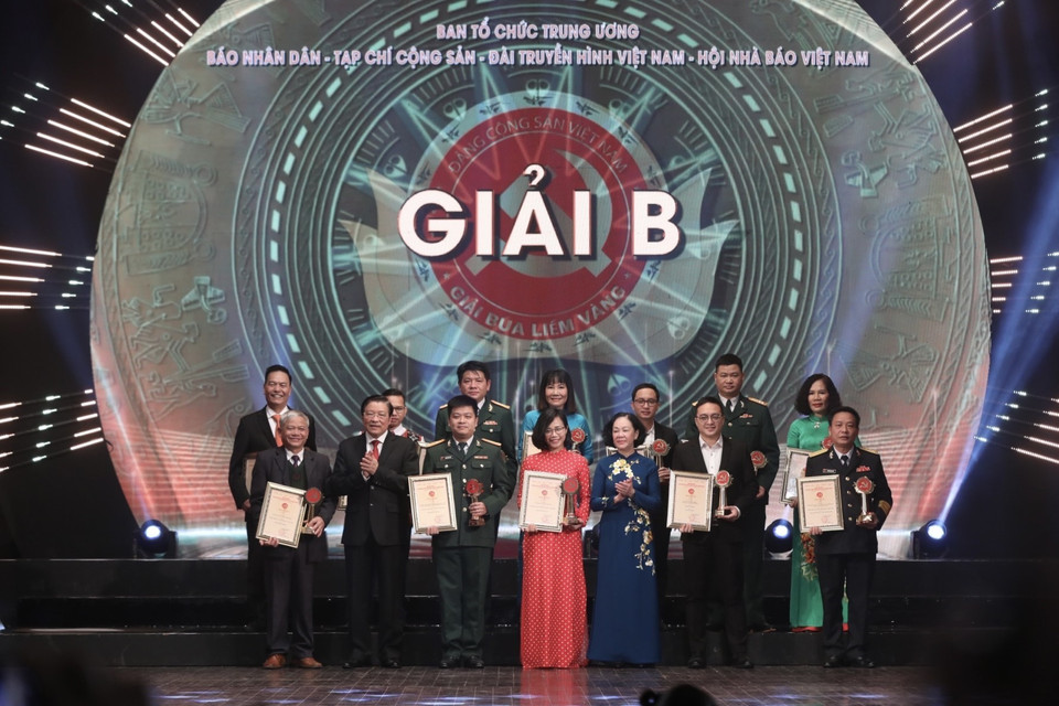 Ban tổ chức trao giải B cho các tác giả, nhóm tác giả. (Ảnh: Minh Quyết/TTXVN)
