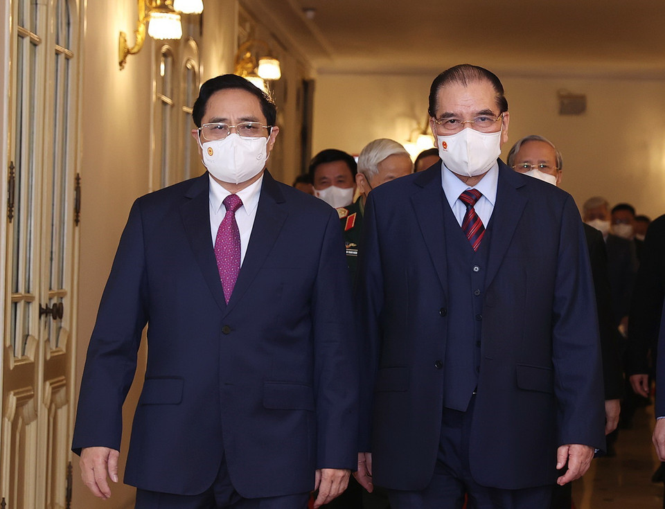 Thủ tướng Phạm Minh Chính (trái) và nguyên Tổng Bí thư Nông Đức Mạnh (phải) đến dự Lễ trao Giải báo chí toàn quốc về xây dựng Đảng lần thứ VI. (Ảnh: Dương Giang/TTXVN)