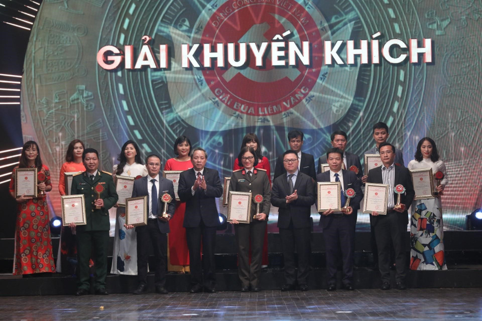 Ban tổ chức trao giải Khuyến khích cho các tác giả, nhóm tác giả đoạt giải. (Ảnh: Minh Quyết/TTXVN)