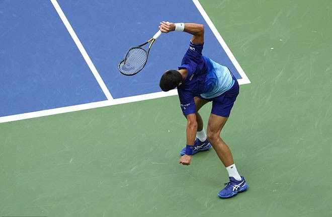 ... khiến Novak Djokovic phải chịu rất nhiều áp lực và chỉ còn biết trút giận lên chiếc vợt. (Nguồn: Reuters)