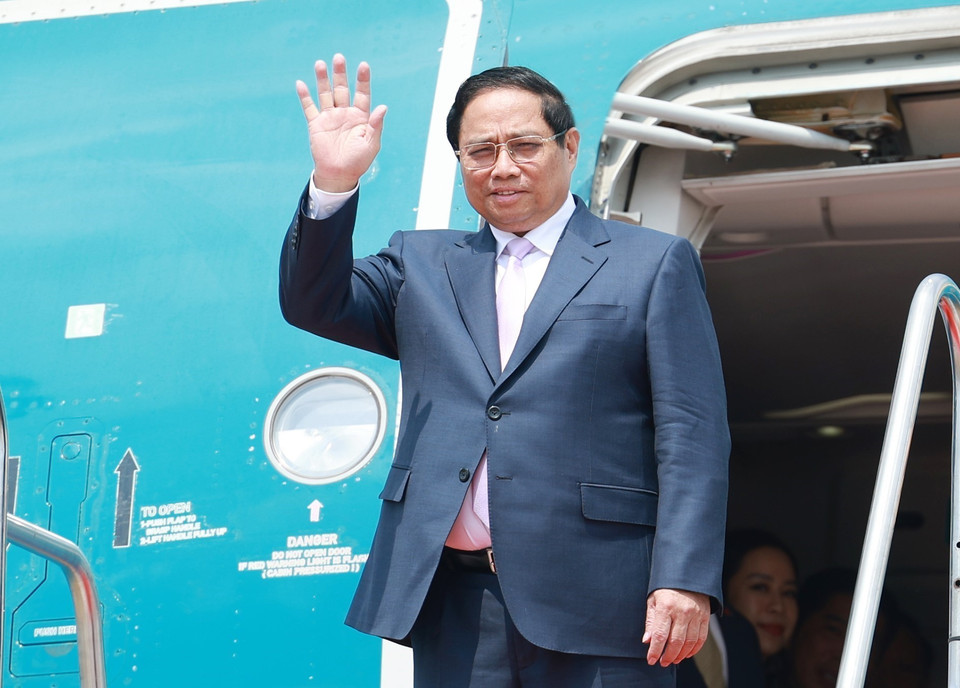 Thủ tướng Phạm Minh Chính đến thủ đô Vientiane (Lào), bắt đầu chuyến tham dự Hội nghị Cấp cao ASEAN lần thứ 44, 45.(Ảnh: Dương Giang/TTXVN)