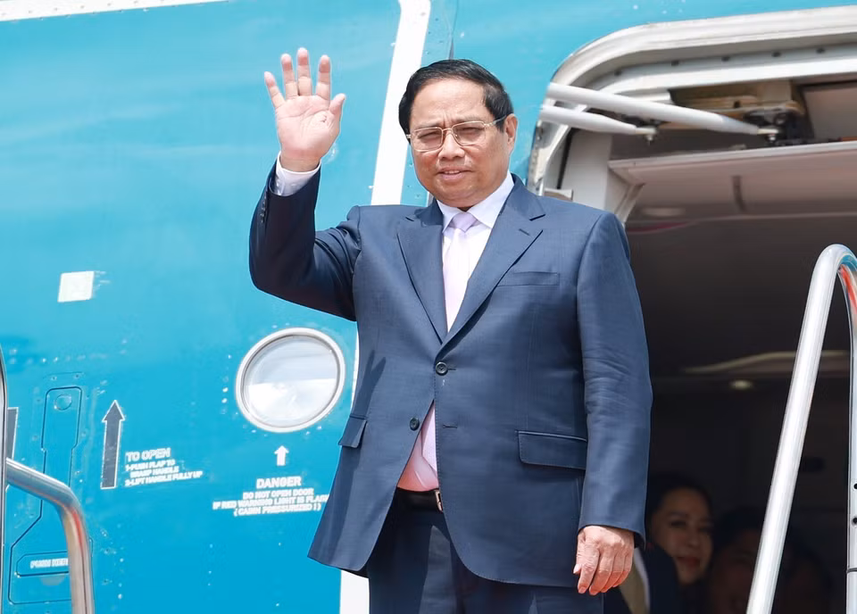 Thủ tướng Phạm Minh Chính đến thủ đô Vientiane (Lào), bắt đầu chuyến tham dự Hội nghị Cấp cao ASEAN lần thứ 44, 45.(Ảnh: Dương Giang/TTXVN)