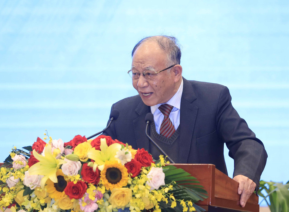 Giáo sư, Tiến sỹ Hoàng Chí Bảo, nguyên Ủy viên Hội đồng Lý luận Trung ương, chuyên gia cao cấp Học viện Chính trị Quốc gia Hồ Chí Minh trình bày tham luận. (Ảnh: Thống Nhất/TTXVN)