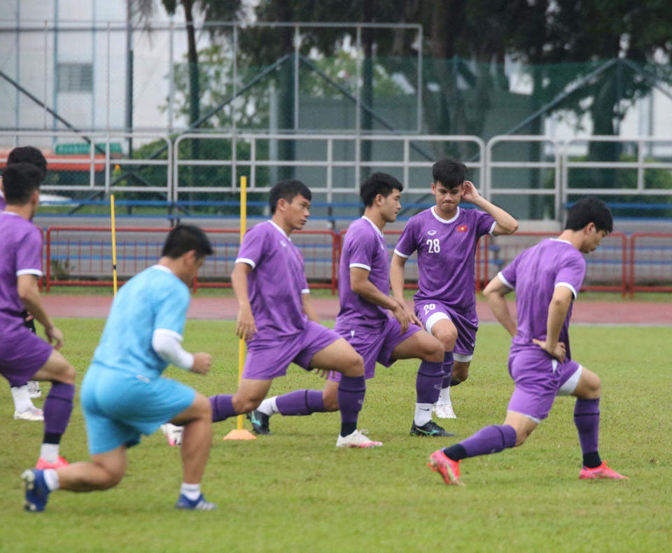 Các tuyển thủ khởi động trước khi chia đôi đội hình thi đấu đối kháng. (Ảnh: TTXVN phát)
