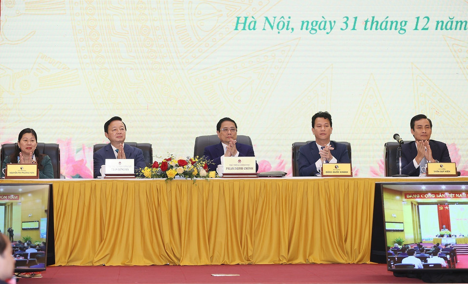 Thủ tướng Phạm Minh Chính, Phó Thủ tướng Trần Hồng Hà cùng lãnh đạo Bộ Tài nguyên và Môi trường chủ trì hội nghị. (Ảnh: Dương Giang/TTXVN)