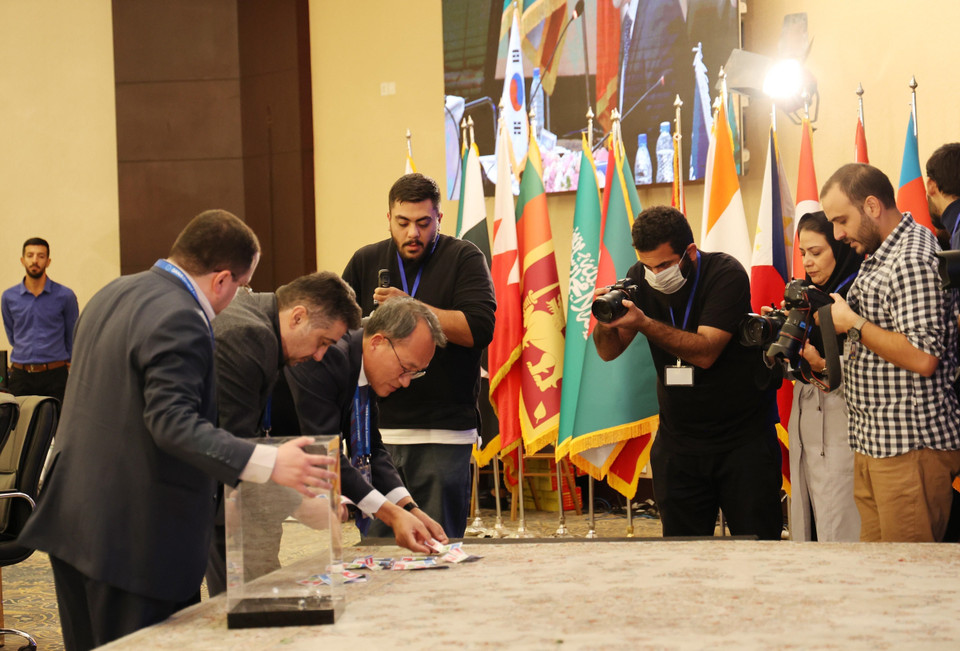 Kiểm phiếu bầu các vị trí chủ chốt của OANA nhiệm kỳ 2022-2025. (Ảnh: Nguyễn Ngọc AnhTTXVN)