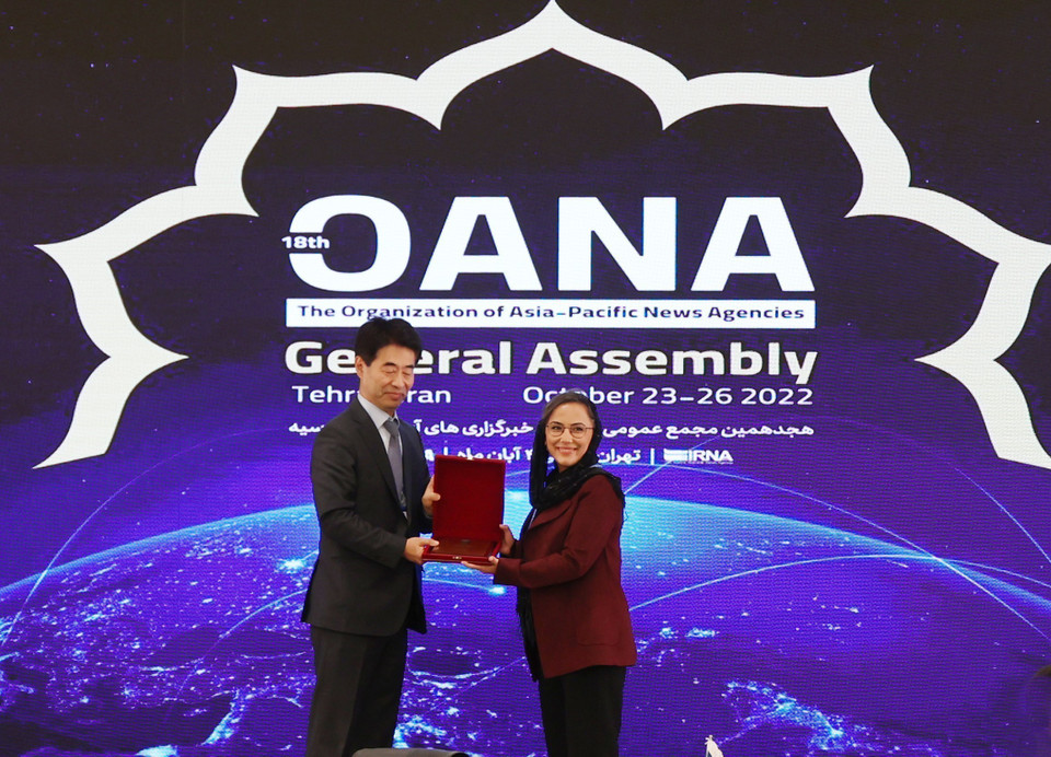 Trao giải Hãng Thông tấn xuất sắc cho đại diện hãng AA của Thổ Nhĩ Kỳ. (Ảnh: Nguyễn Ngọc Anh/TTXVN)