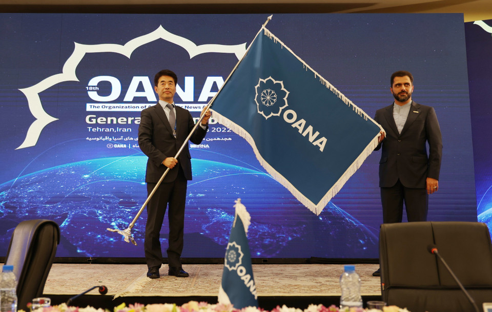 Lễ bàn giao chức Chủ tịch OANA từ hãng Yonhap của Hàn Quốc cho hãng IRNA của Iran. (Ảnh: Nguyễn Ngọc Anh/TTXVN)