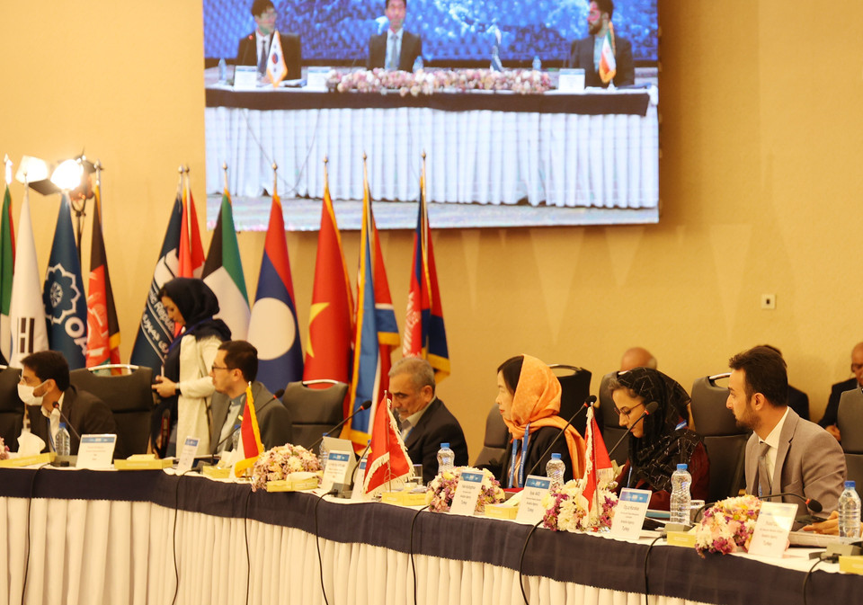 Tổng giám đốc TTXVN Vũ Việt Trang (thứ ba, từ phải sang) và các đại biểu tại phiên bế mạc. (Ảnh: Nguyễn Ngọc Anh/TTXVN)