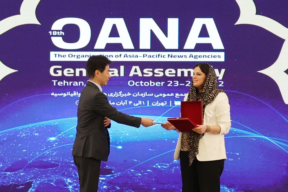 Trao giải Hãng Thông tấn xuất sắc cho đại diện hãng TASS của Liên bang Nga. (Ảnh: Nguyễn Ngọc Anh/TTXVN)