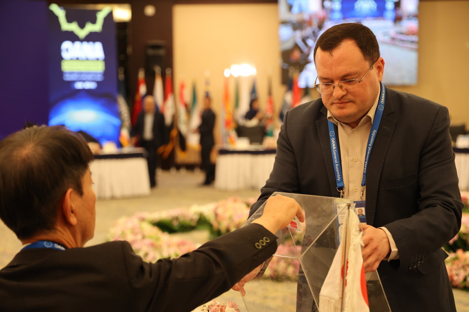 Đại biểu bỏ phiếu bầu các vị trí chủ chốt của OANA nhiệm kỳ 2022-2025. (Ảnh: Nguyễn Ngọc Anh/TTXVN)