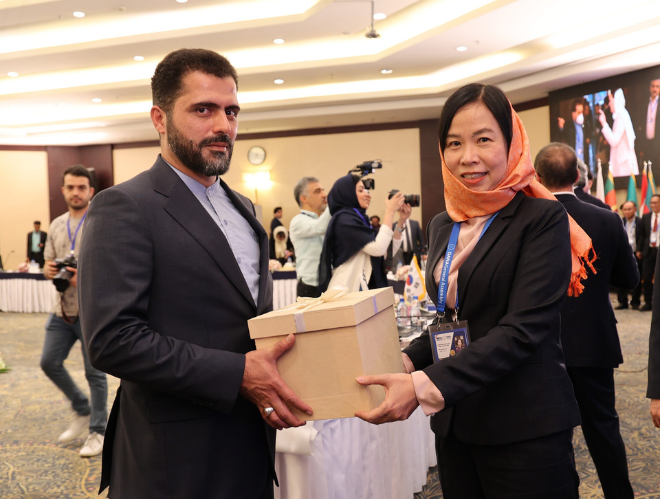 Tổng giám đốc TTXVN Vũ Việt Trang chúc mừng Giám đốc điều hành IRNA Ali Naderi trúng cử Chủ tịch OANA nhiệm kỳ 2022-2025. (Ảnh: Nguyễn Ngọc Anh/TTXVN)