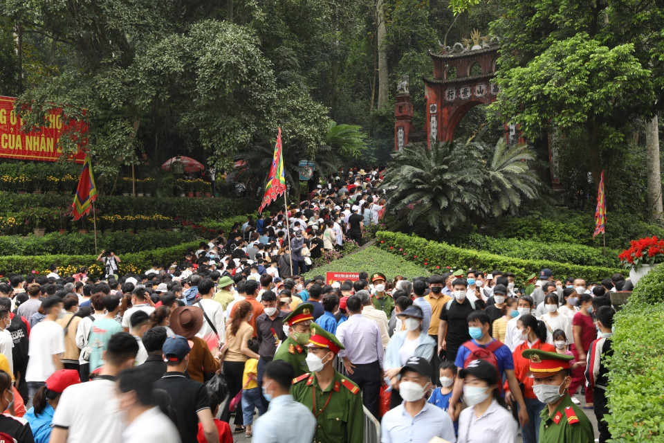 Năm nay, ngoài các nghi thức thực hành tín ngưỡng thờ cúng Hùng Vương, còn có các hoạt động văn hoá, vui chơi, chương trình nghệ thuật và bắn pháo hoa ... thu hút đông đảo du khách thập phương. (Ảnh: Minh Quyết/TTXVN)