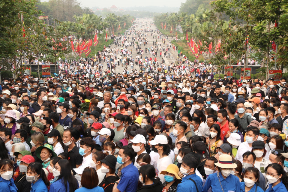 Dòng người trở về Khu di tích lịch sử Đền Hùng ngày 10/3 âm lịch.(Ảnh: Minh Quyết/TTXVN)