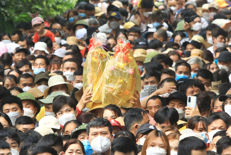 Đông đảo người dân đến dâng hoa, thắp hương nhân dịp Giỗ Tổ Hùng Vương. (Ảnh: Tuấn Anh/TTXVN)