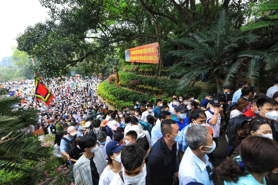 Đông đảo người dân đến dâng hoa, thắp hương nhân dịp Giỗ Tổ Hùng Vương. (Ảnh: Tuấn Anh/TTXVN)