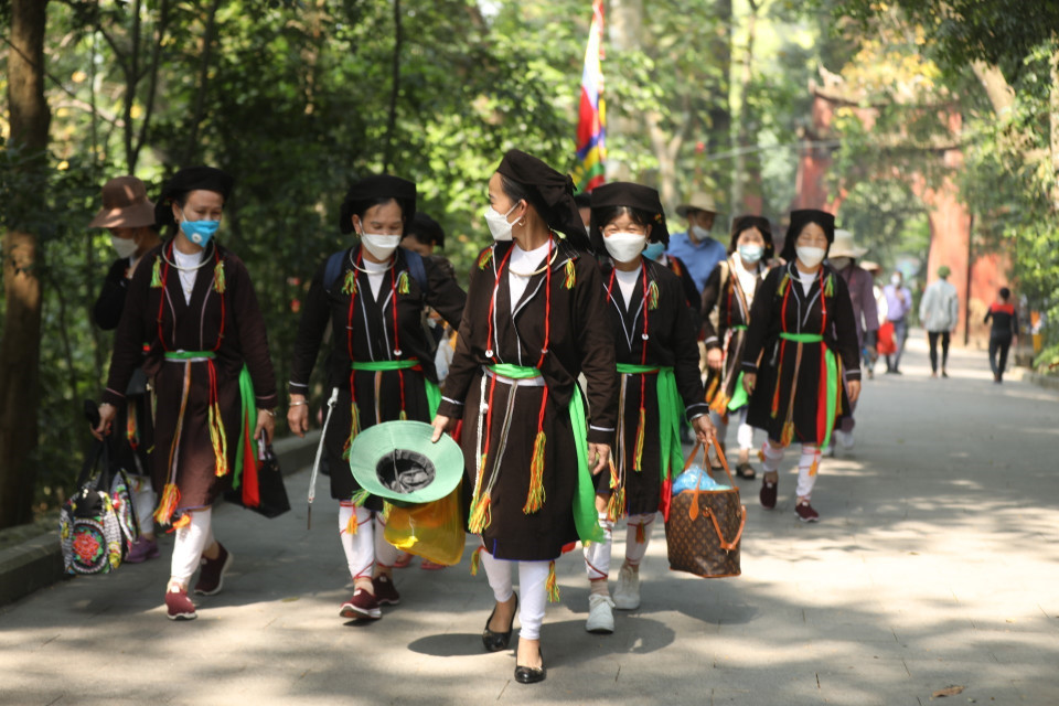 Thành viên hội phụ nữ xã Minh Lai (Sơn Dương, Tuyên Quang) là người dân tộc Sán Dìu trở về dâng hương vào ngày giỗ Tổ. (Ảnh: Minh Quyết/TTXVN)