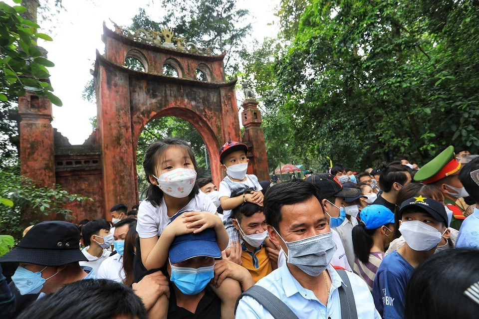 Nhiều em bé được bố mẹ đưa đi để giáo dục truyền thống yêu nước, tri ân công đức tổ tiên các Vua Hùng đã có công dựng nước. (Ảnh: Tuấn Anh/TTXVN)