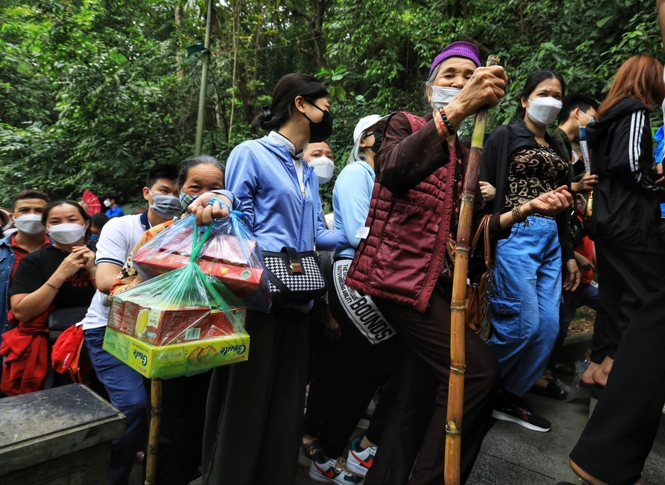 Người dân đến dâng hoa thắp hương tại Khu di tích lịch sử Quốc gia đặc biệt Đền Hùng dịp Giỗ Tổ Hùng Vương. (Ảnh: Tuấn Anh/TTXVN)