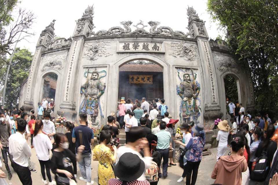 Giỗ Tổ Hùng Vương (vào dịp 10/3 Âm lịch hàng năm) là lễ hội thiêng liêng của cả dân tộc Việt Nam, tưởng nhớ và tỏ lòng biết ơn công lao lập nước của các Vua Hùng. (Ảnh: Minh Quyết/TTXVN)