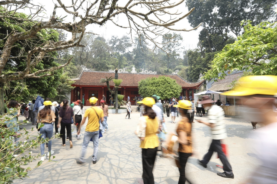 Du khách thập phương đến dâng hương, kính lễ tại đền Trung (Khu Di tịch lịch sử Đền Hùng). (Ảnh: Minh Quyết/TTXVN)