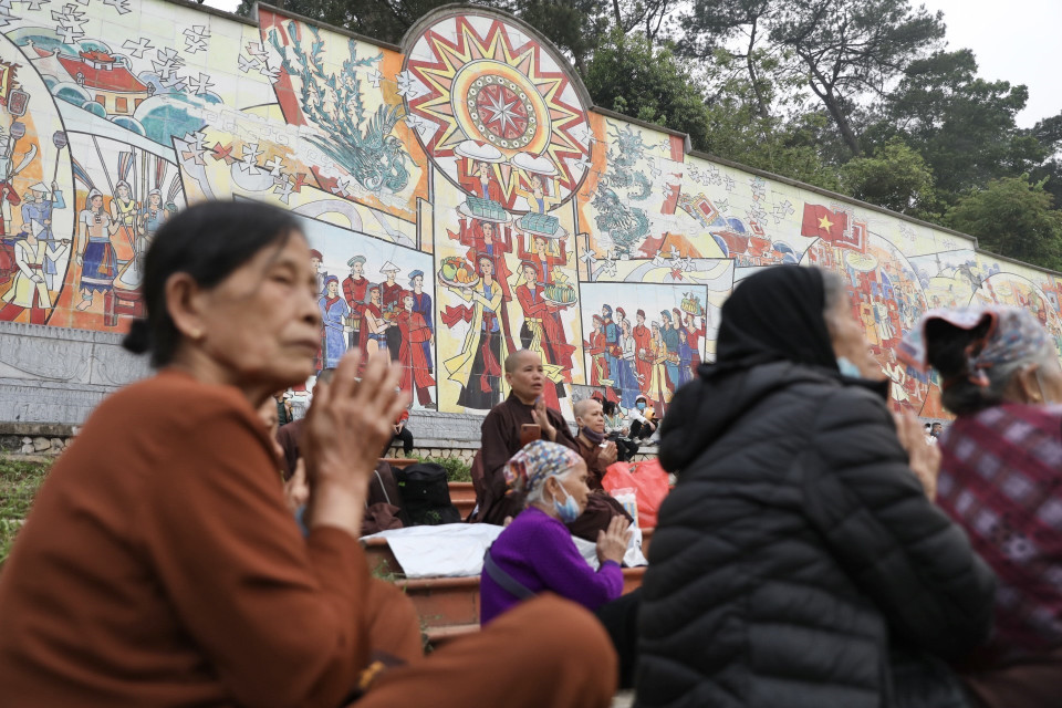 Du khách thập phương đến Khu di tích lịch sử Đền Hùng từ sáng sớm. (Ảnh: Minh Quyết/TTXVN)