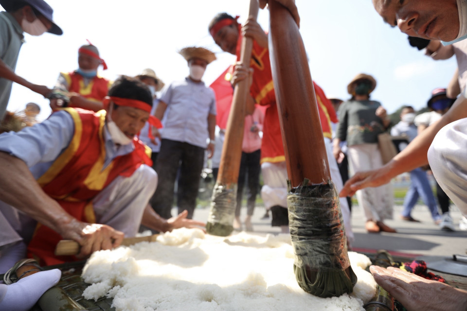  Hội thi gói, nấu bánh Chưng và giã bánh Giầy nhằm tái hiện cuộc thi làm các lễ vật dâng cúng Tổ tiên có từ thời Hùng Vương dựng nước, tôn vinh những giá trị văn hóa truyền thống của dân tộc. (Ảnh: Minh Quyết/TTXVN)