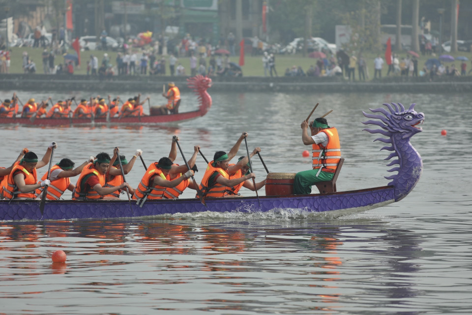 Giải Bơi chải thành phố Việt Trì mở rộng được tổ chức và đã trở thành sự kiện thể thao thường niên vào mỗi dịp Giỗ Tổ Hùng Vương. Ảnh: TTXVN