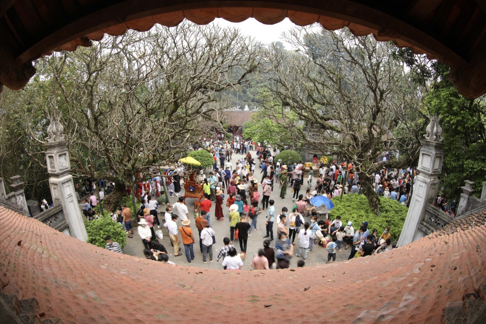 Du khách thập phương đến dâng hương tại đền Hạ (Khu Di tích lịch sử Đền Hùng). (Ảnh: Minh Quyết/TTXVN)