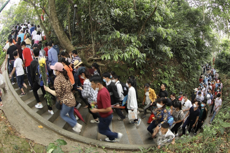 Từng dòng người đổ về, đến dâng hương tưởng nhớ công ơn các Vua Hùng vào ngày 10/3 âm lịch. (Ảnh: Minh Quyết/TTXVN)