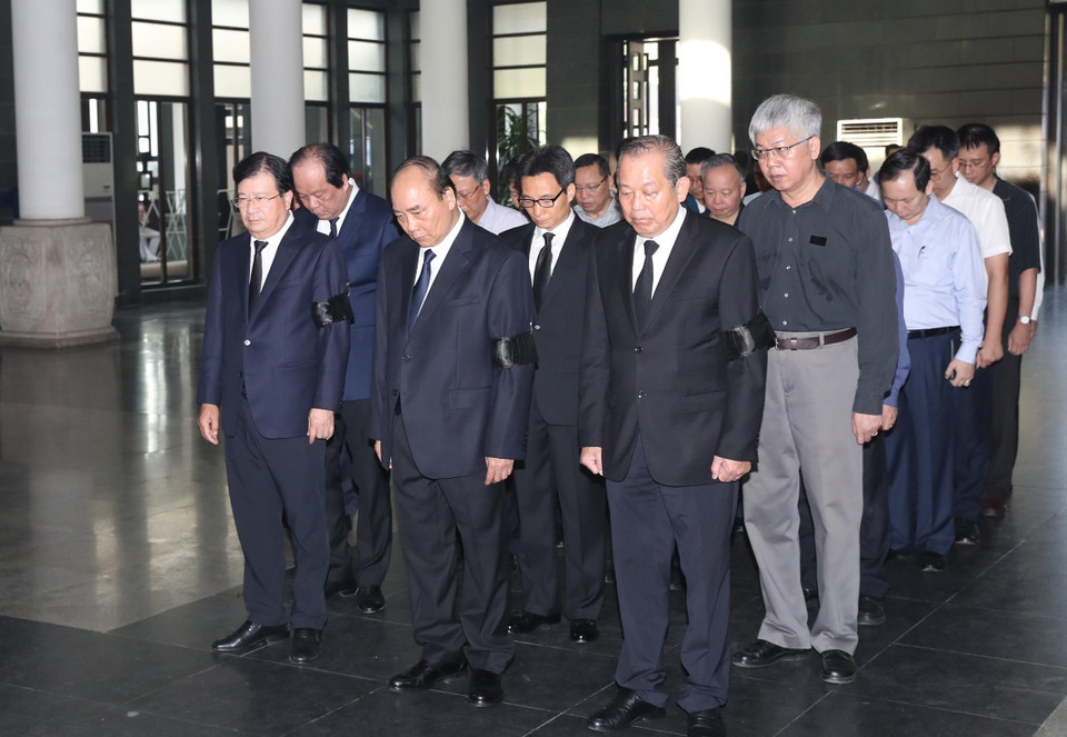 Thủ tướng Nguyễn Xuân Phúc dẫn đầu đoàn Chính phủ đến viếng đồng chí Vũ Mão. (Ảnh: Trọng Đức/TTXVN)