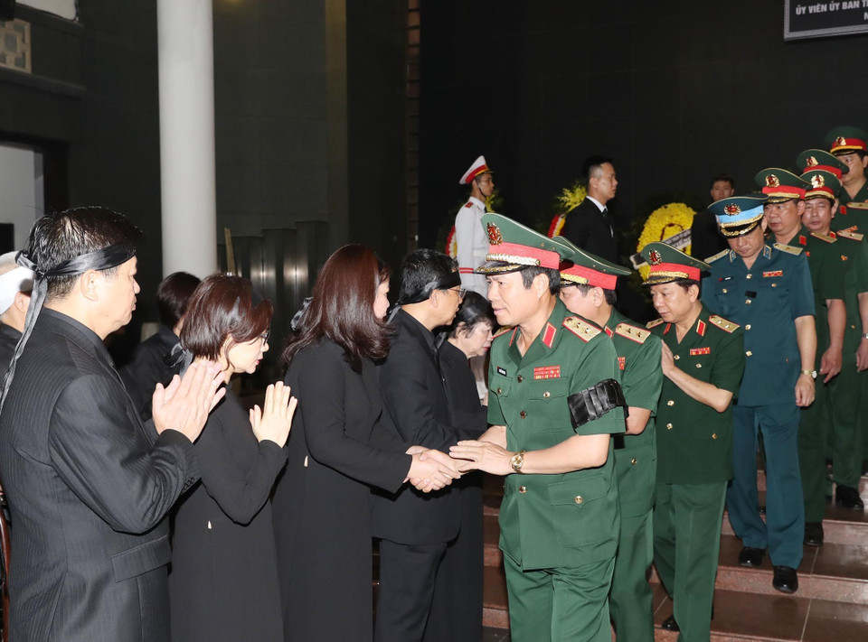 Đoàn Quân ủy Trung ương, Bộ Quốc phòng do Trung tướng Nguyễn Tân Cương, Ủy viên Trung ương Đảng, Thứ trưởng Bộ Quốc phòng làm Trưởng đoàn viếng đồng chí Vũ Mão. (Ảnh: Trọng Đức/TTXVN)