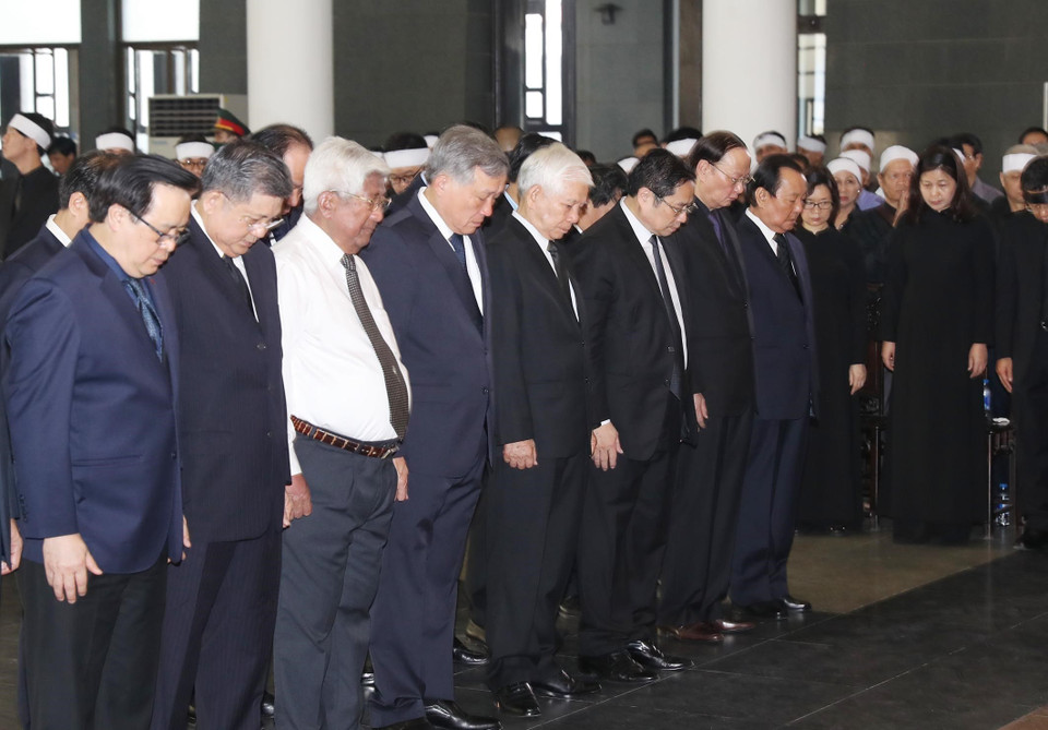Đoàn Ban Bí thư Trung ương Đảng do ông Phạm Minh Chính, Ủy viên Bộ Chính trị, Bí thư Trung ương Đảng, Trưởng Ban Tổ chức Trung ương làm trưởng đoàn viếng đồng chí Vũ Mão. (Ảnh: Trọng Đức/TTXVN)