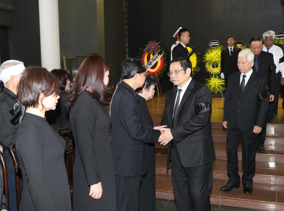 Đoàn Ban Bí thư Trung ương Đảng do ông Phạm Minh Chính, Ủy viên Bộ Chính trị, Bí thư Trung ương Đảng, Trưởng Ban Tổ chức Trung ương làm trưởng đoàn viếng đồng chí Vũ Mão. (Ảnh: Trọng Đức/TTXVN)