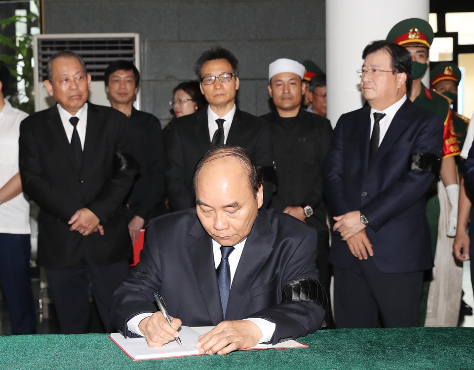 Thủ tướng Nguyễn Xuân Phúc ghi sổ tang. (Ảnh: Trọng Đức/TTXVN)