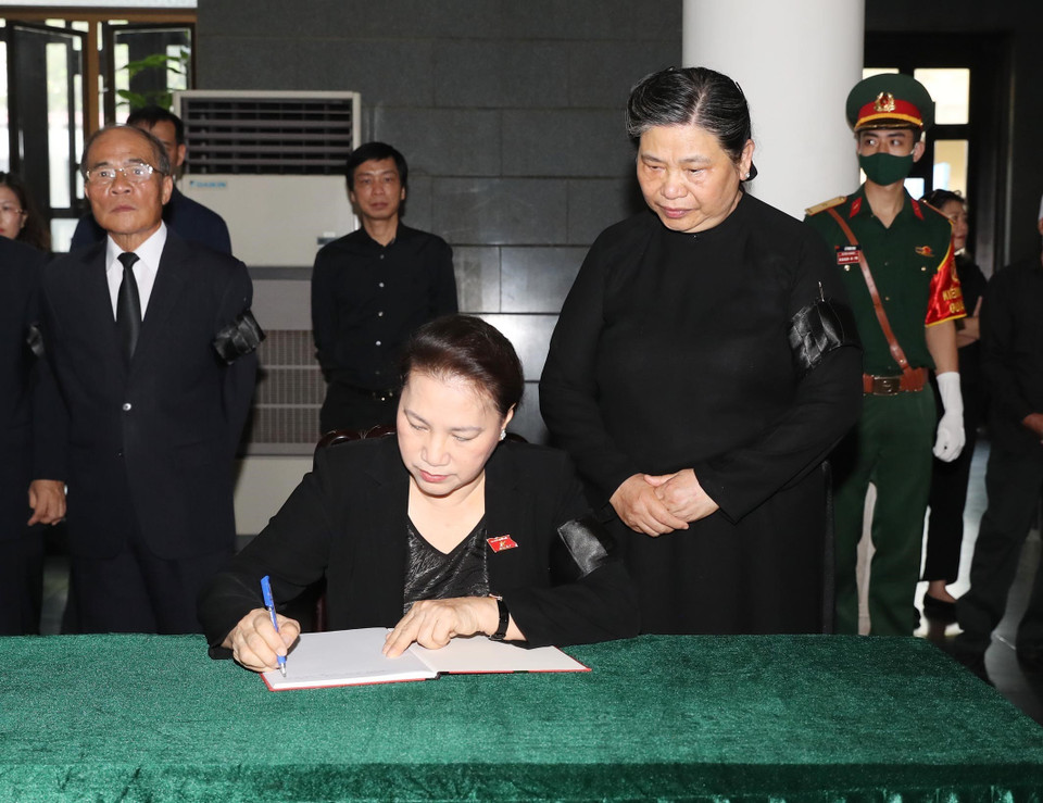 Chủ tịch Quốc hội Nguyễn Thị Kim Ngân ghi sổ tang tại lễ viếng đồng chí Vũ Mão. (Ảnh: Trọng Đức/TTXVN)