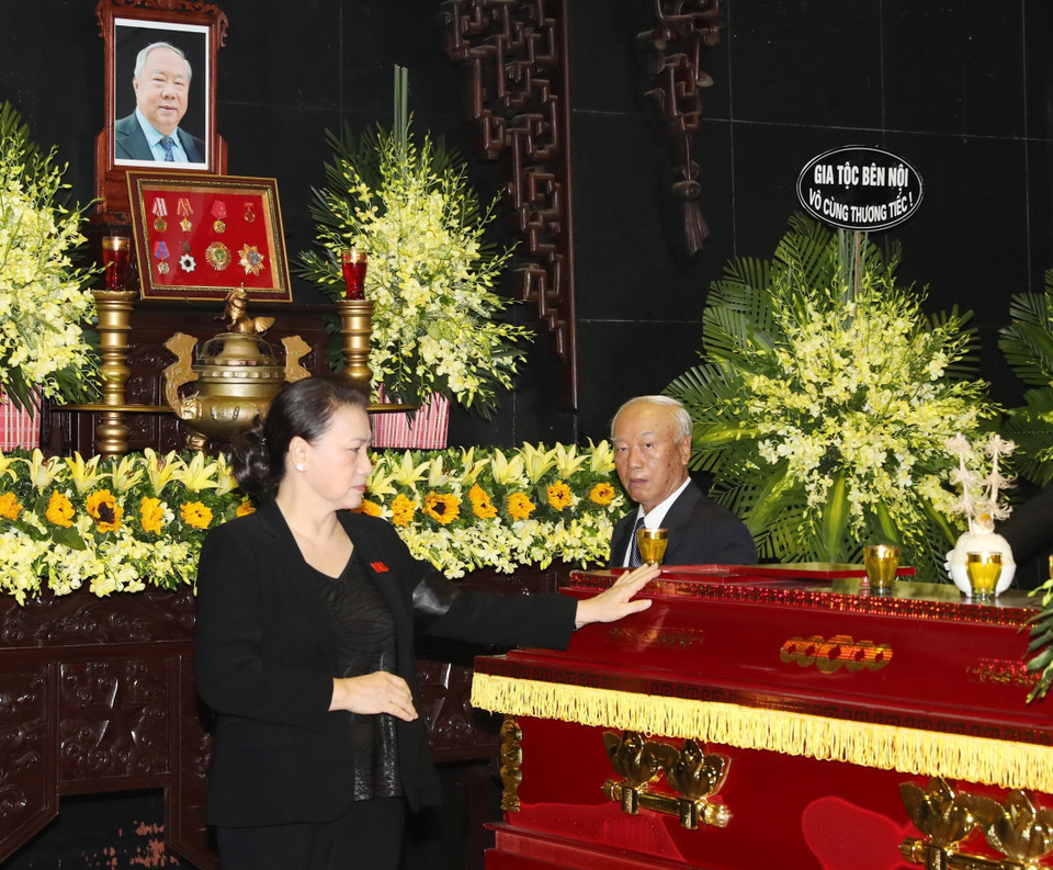 Chủ tịch Quốc hội Nguyễn Thị Kim Ngân dẫn đầu đoàn Ủy ban Thường vụ Quốc hội viếng đồng chí Vũ Mão. (Ảnh: Trọng Đức/TTXVN)
