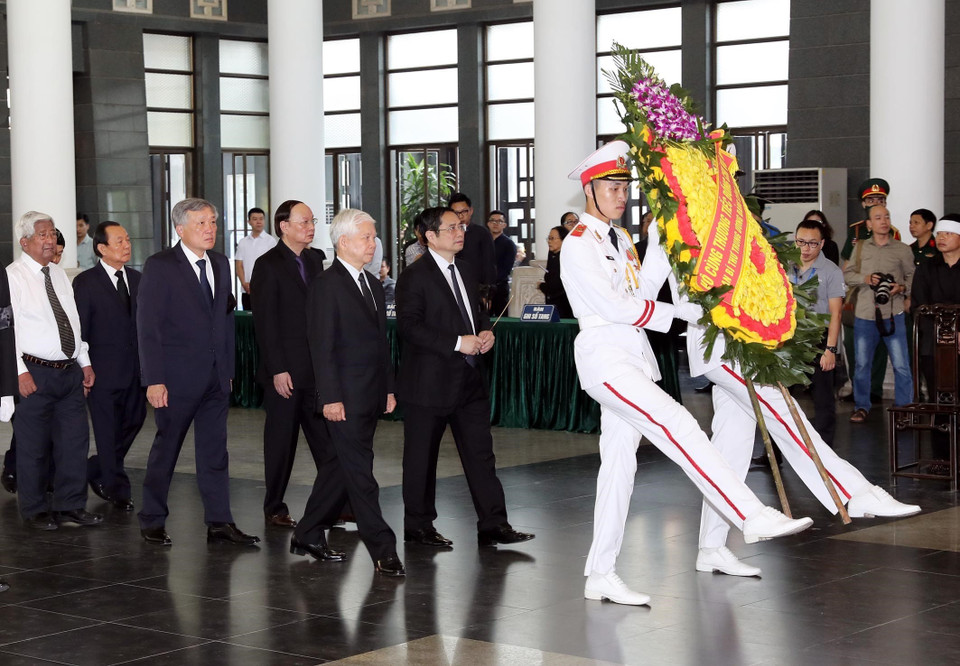 Đoàn Ban Bí thư Trung ương Đảng do ông Phạm Minh Chính, Ủy viên Bộ Chính trị, Bí thư Trung ương Đảng, Trưởng Ban Tổ chức Trung ương làm trưởng đoàn viếng đồng chí Vũ Mão. (Ảnh: Trọng Đức/TTXVN)