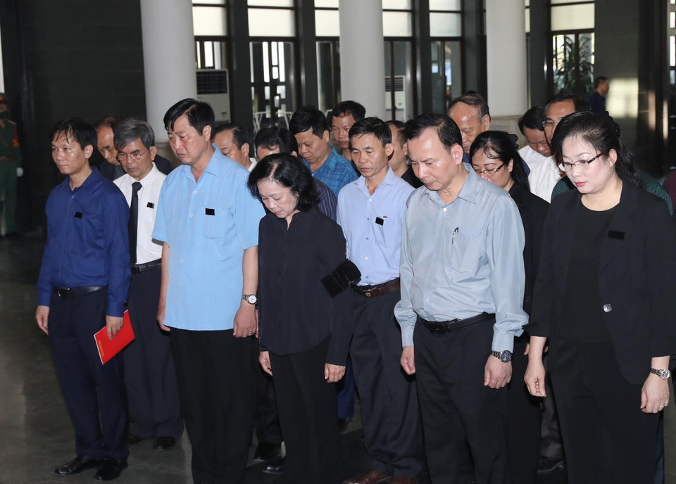  Đoàn Ban Dân vận Trung ương do đồng chí Trương Thị Mai, Ủy viên Bộ Chính trị, Bí thư Trung ương Đảng, Trưởng Ban Dân vận Trung ương làm trưởng đoàn đến viếng. (Ảnh: Trọng Đức/TTXVN)