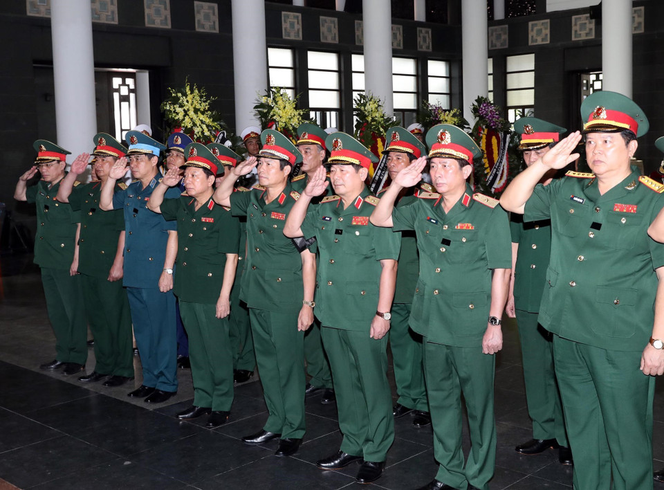 Đoàn Quân ủy Trung ương, Bộ Quốc phòng do Trung tướng Nguyễn Tân Cương, Ủy viên Trung ương Đảng, Thứ trưởng Bộ Quốc phòng làm Trưởng đoàn viếng đồng chí Vũ Mão. (Ảnh: Trọng Đức/TTXVN)