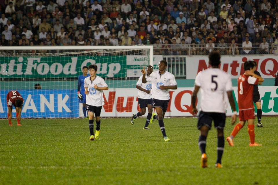 Đang hưng phấn, U19 Việt Nam bất ngờ bị thủng lưới. (Ảnh: Minh Chiến/Vietnam+)