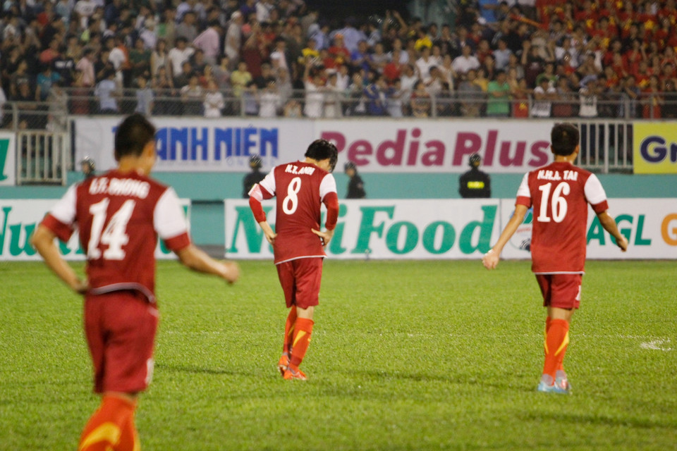 Tuấn Anh (mang băng đội trưởng sau khi Xuân Trường rời sân) không cứu được đội bóng. (Ảnh: Minh Chiến/Vietnam+)