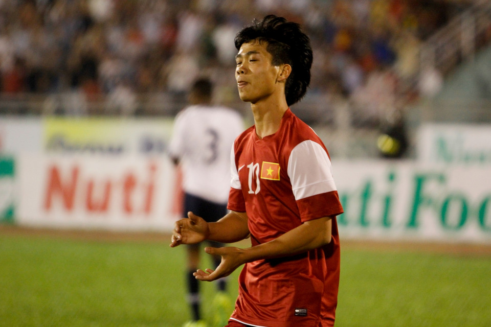 Công Phượng khen ngợi đồng đội sau một tình huống phối hợp tốt. (Ảnh: Minh Chiến/Vietnam+)