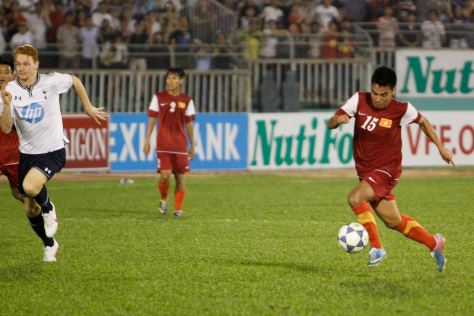 Thừa thắng xông lên, Đức Huy ghi bàn nhân đôi cách biệt. (Ảnh: Minh Chiến/Vietnam+)