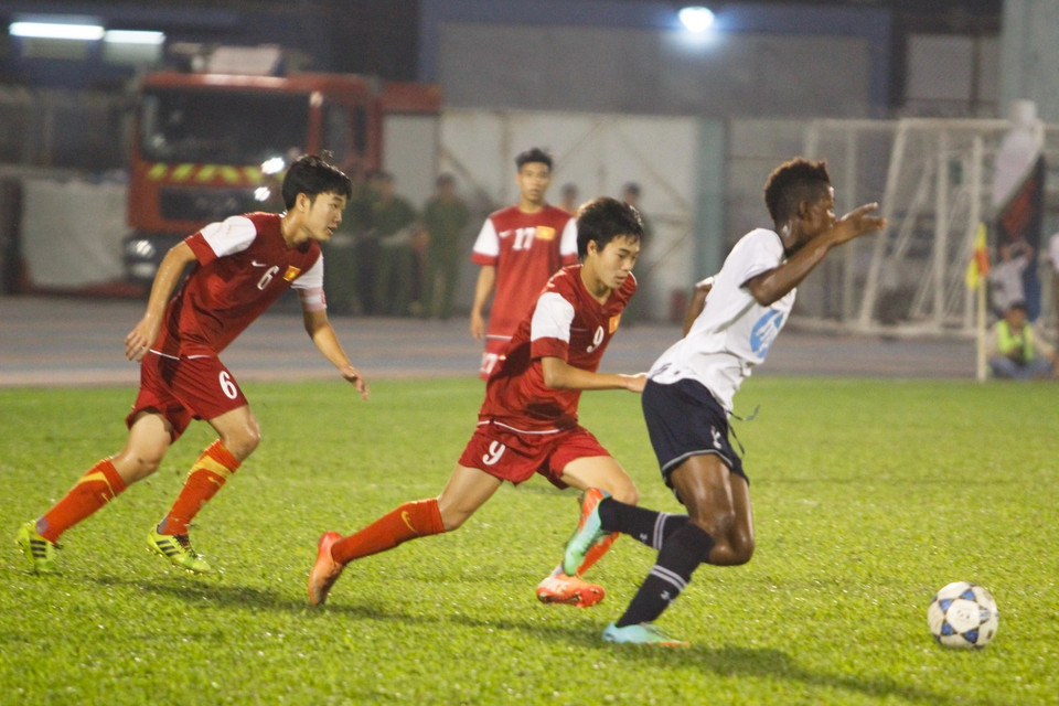 Nhưng niềm vui không kéo dài lâu khi U19 Tottenham đã có liền 2 bàn. (Ảnh: Minh Chiến/Vietnam+)