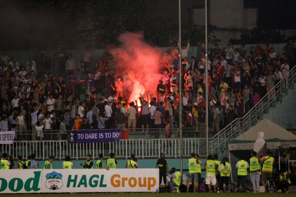 Pháo sáng ngay lập tức xuất hiện tận 2 lần trên các khán đài. (Ảnh: Minh Chiến/Vietnam+)