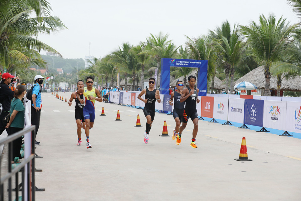 Các vận động viên thực hiện môn chạy đầu tiên với cự ly 10km. (Ảnh: Công Đạt/TTXVN)