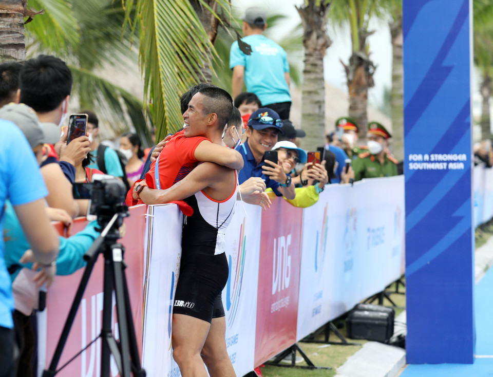 Niềm vui chiến thắng của vận động viên Phạm Tiến Sản sau khi về đích. (Ảnh: Công Đạt/TTXVN)