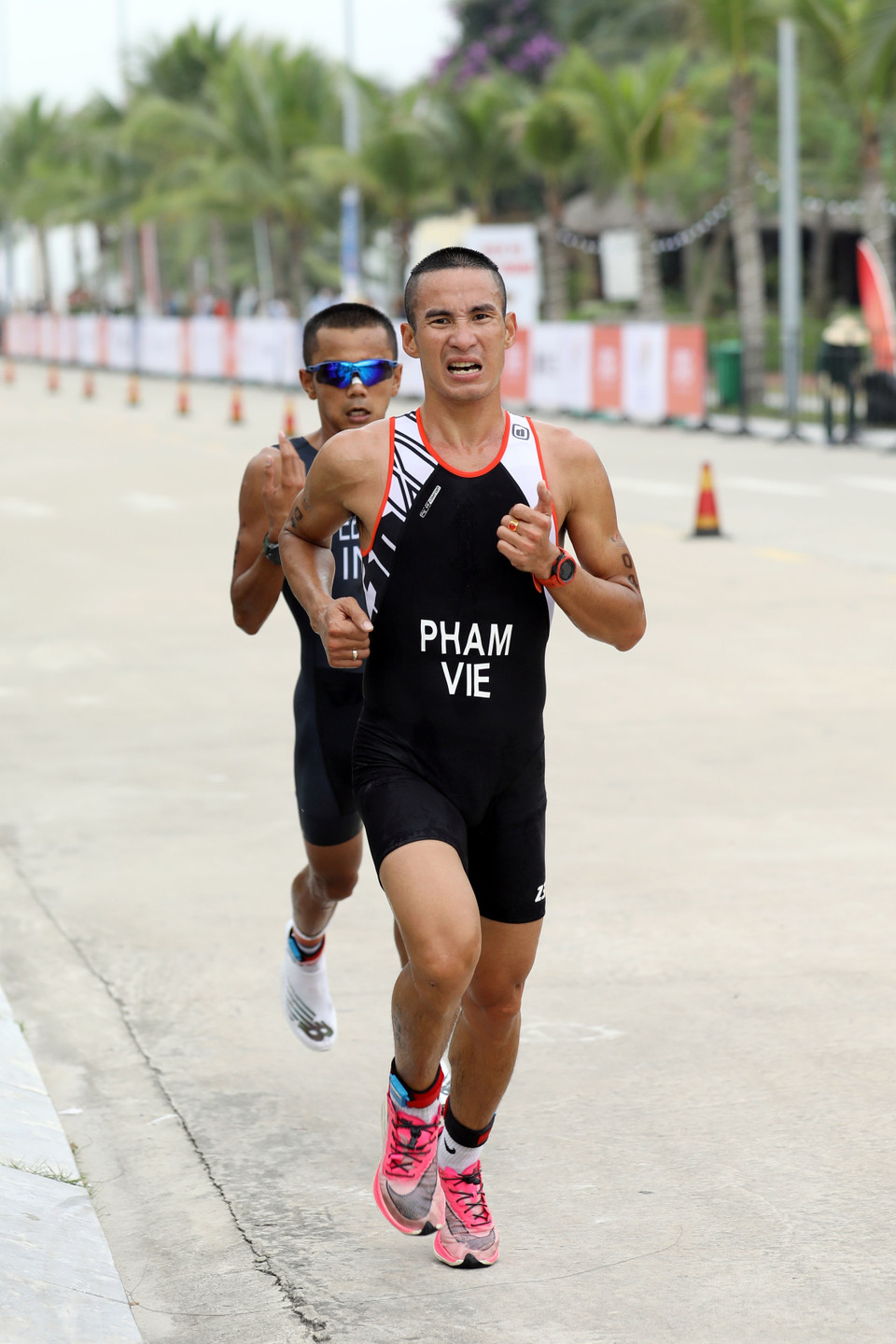 Vận động viên Phạm Tiến Sản thực hiện phần thi chạy cuối cùng với cự ly 5km. (Ảnh: Công Đạt/TTXVN)