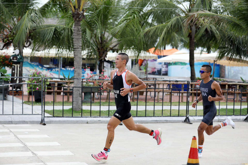 Ở vòng chạy cuối, vận động viên Phạm Tiến Sản của Việt Nam đã vươn lên dẫn trước vận động viên Ferbriade Rudi của Indonesia và giành vị trí số 1. (Ảnh: Công Đạt/TTXVN)